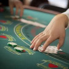 Antarmuka aplikasi mobile epikwin menampilkan menu sportsbook dan live dealer